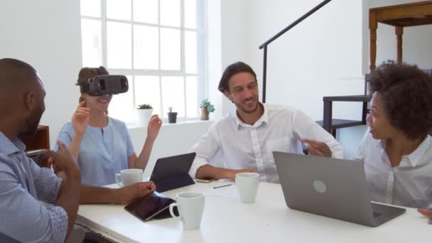 Mujer en gafas VR en el escritorio con colegas — Vídeos de Stock