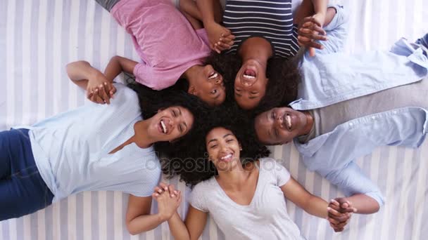 Familia con adolescentes acostados en la cama — Vídeo de stock