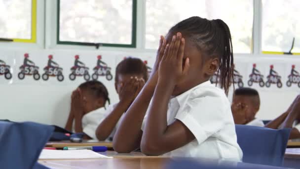 Kinderen sluiten van ogen met handen — Stockvideo