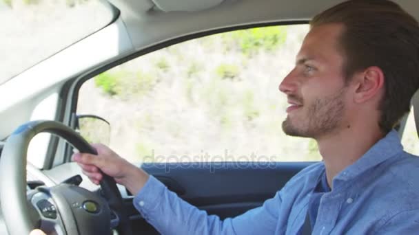 Giovane uomo sorridente guida auto — Video Stock
