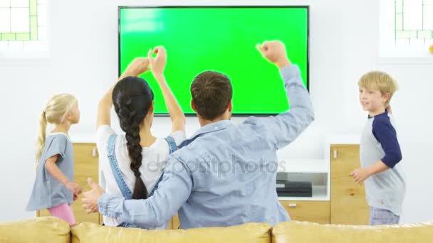 Família assistindo esportes — Vídeo de Stock