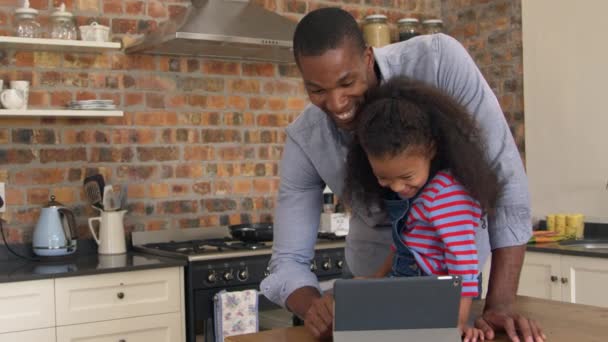 Padre e hija usando tableta digital — Vídeos de Stock