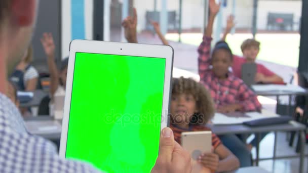 Вчитель використовує планшет у школі — стокове відео