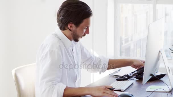 Man using computer in office — Stock Video