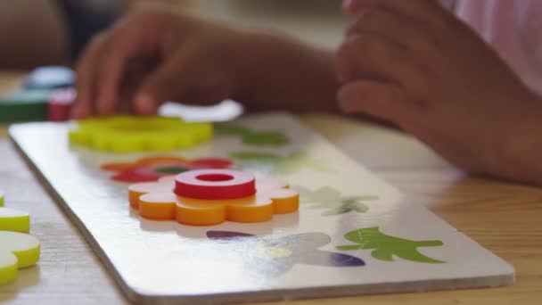 Воспитанники с помощью цветочных форм — стоковое видео