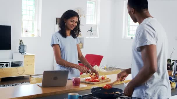 Jeune couple préparant le repas ensemble — Video