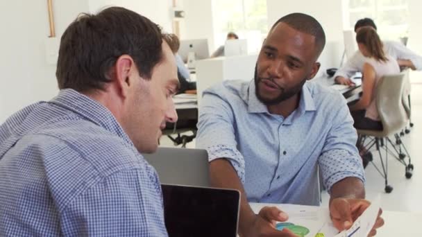 Dos hombres discutiendo negocios — Vídeos de Stock