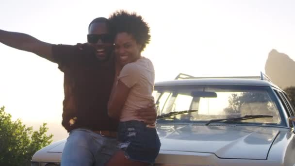 Couple debout à côté de la voiture classique — Video