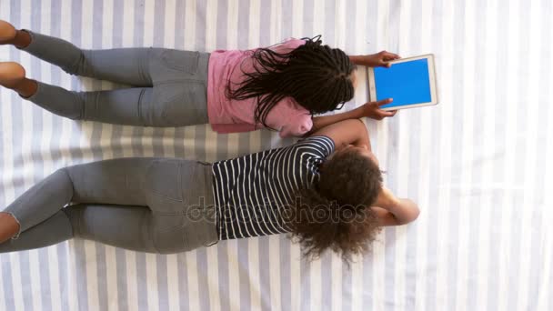 Les adolescentes regardant la tablette numérique — Video