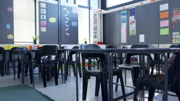 Leeres Klassenzimmer in der Oberschule — Stockvideo