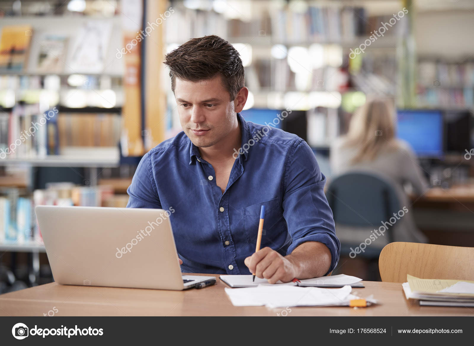 студент за ноутбуком. укладка кафеля в ванной комнате. Teenager at work. Young engineer backgrounds. мастер плиточник.