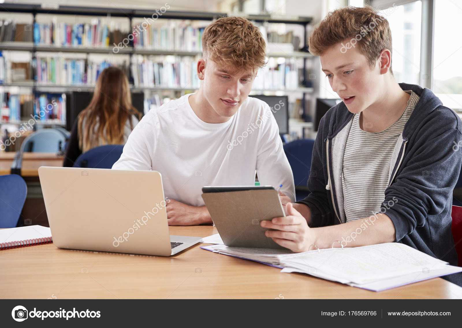 парень студент. молодой парень улыбается. красивый студент. студент 20 лет фото. парень студент.