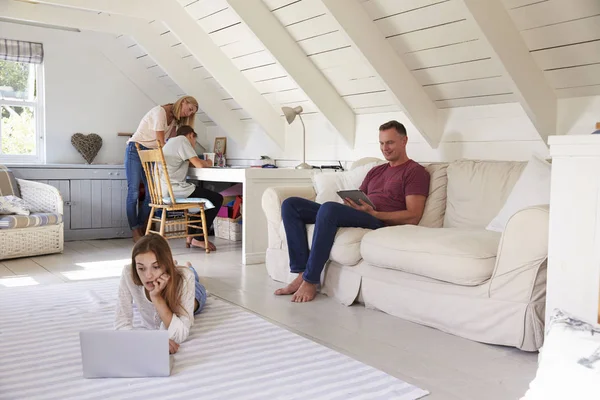 Gezin met tienerkinderen met behulp van technologie — Stockfoto