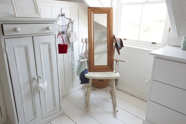 Miroir et meubles dans la chambre à coucher élégante — Photo