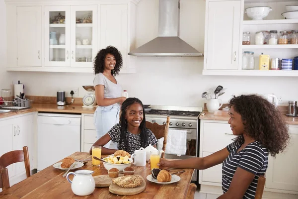 Tizenéves lányok eszik Breakfast — Stock Fotó