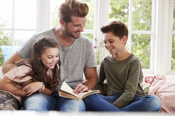 Vader leesboek met zoon en dochter — Stockfoto