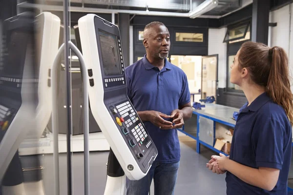 Ingenieur zeigt Auszubildenden den Umgang mit cnc-Werkzeug — Stockfoto