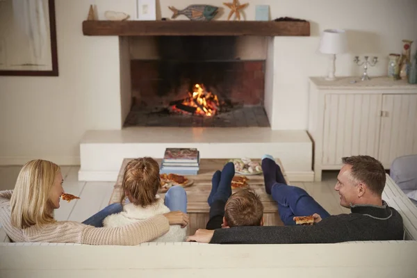 Familie zittend op de Bank In de Lounge — Stockfoto