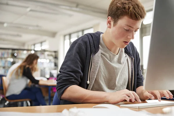 Männlicher Student arbeitet am Computer — Stockfoto