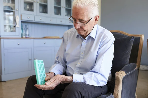 Senior Man använder p-piller arrangör — Stockfoto