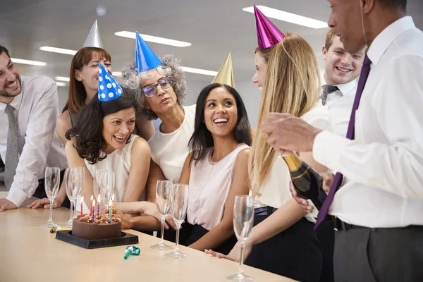 Colegas celebrando cumpleaños — Foto de Stock