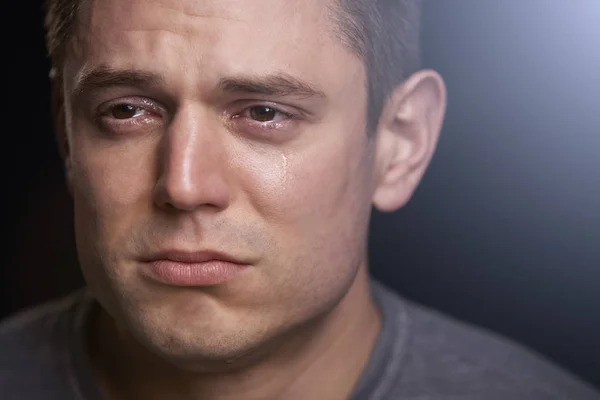 Llorando joven blanco hombre — Foto de Stock