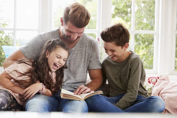 아들과 딸과 함께 아버지 읽기 책 — 스톡 사진