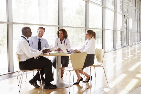 Quatro colegas de negócios em reunião de equipe — Fotografia de Stock
