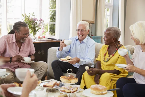 Amigos seniores desfrutando de chá da tarde — Fotografia de Stock