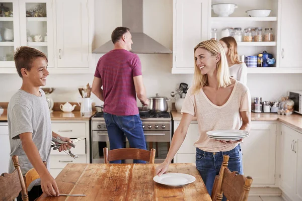 Posare la tavola della famiglia per il pasto in cucina — Foto Stock