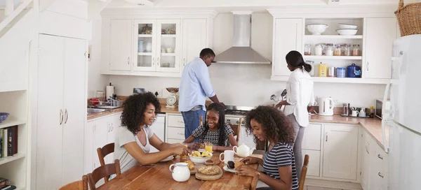 Rodina snídá společně — Stock fotografie