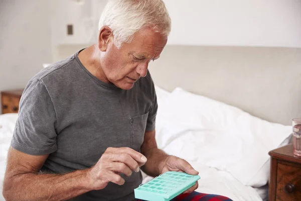 Hombre mayor tomando medicamentos —  Fotos de Stock
