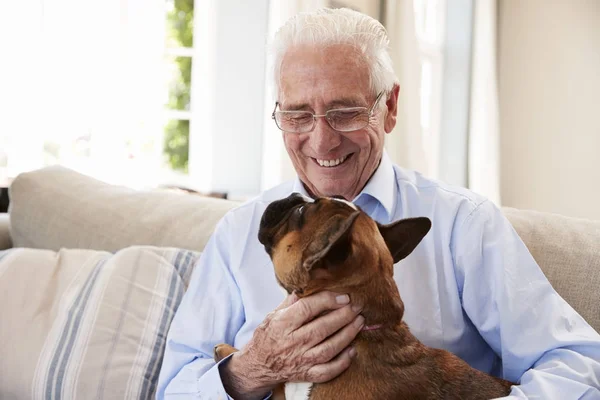 Homme âgé avec animal de compagnie Bouledogue français — Photo