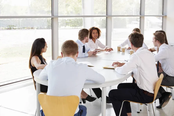 Zakenvrouw voorzitten een zakenvergadering team — Stockfoto