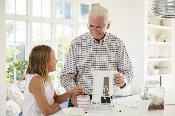 Senior Mann macht Tasse Tee — Stockfoto