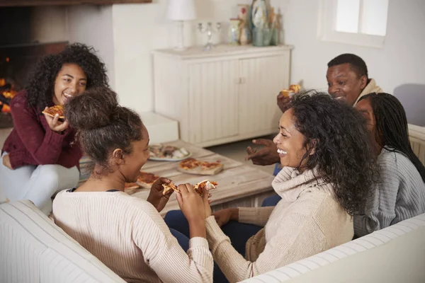 Familia sentada en el sofá en el salón — Foto de Stock