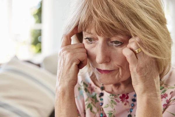 Старшая женщина страдает от депрессии — стоковое фото