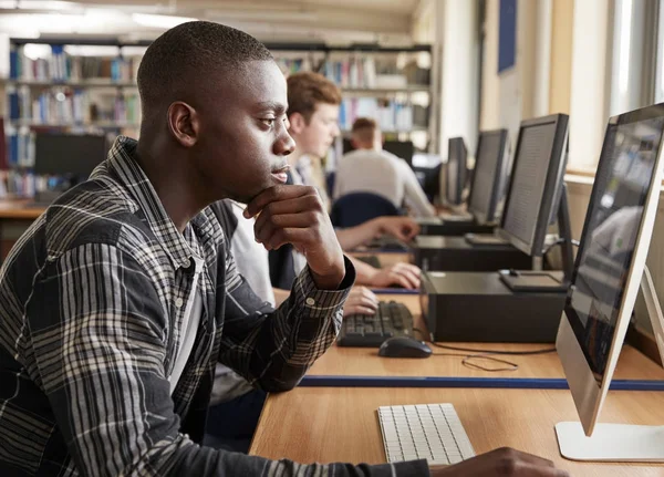 Manlig student arbetar på dator — Stockfoto