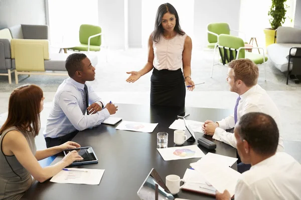 Vrouwelijke baas gebaren tijdens informele werkvergadering — Stockfoto