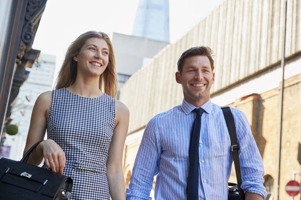 Geschäftsmann und Geschäftsfrau zu Fuß zur Arbeit — Stockfoto