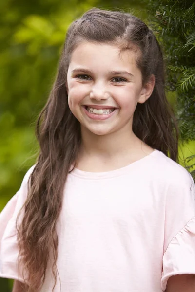 Souriant jeune fille debout à l'extérieur — Photo