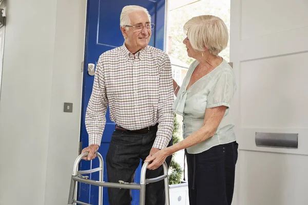 Seniorenpaar Hause Gespräch Mann Mit Rollator — Stockfoto