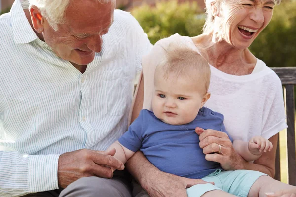 Бабушка и дедушка сидят на сиденье — стоковое фото