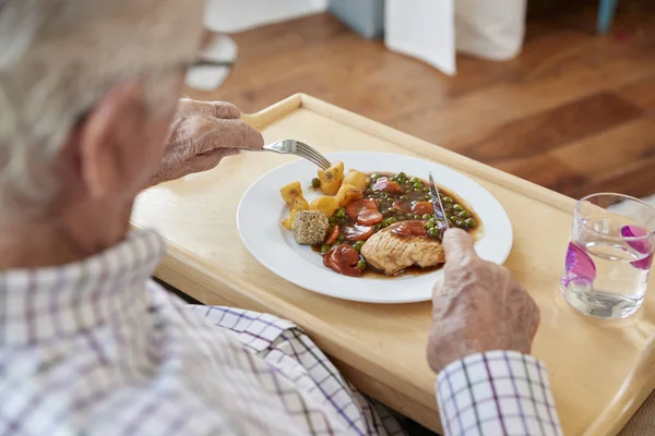 Senior man eten diner thuis — Stockfoto