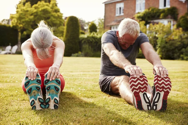 Couple âgé en bonne santé faisant de l'exercice — Photo