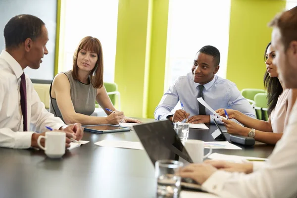 Collega's tijdens een informele bijeenkomst — Stockfoto