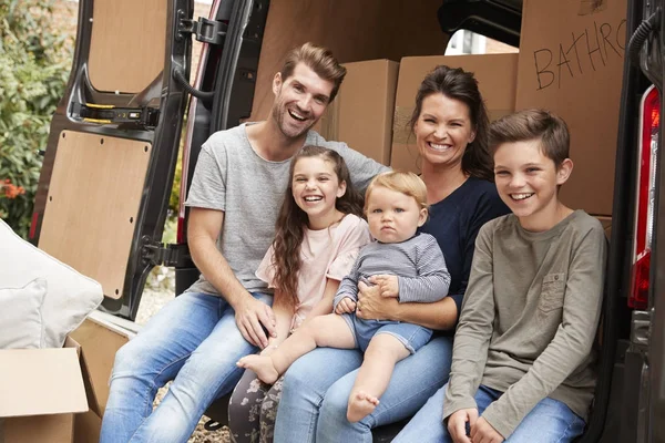 Familie zitten achterkant Meubelwagen — Stockfoto