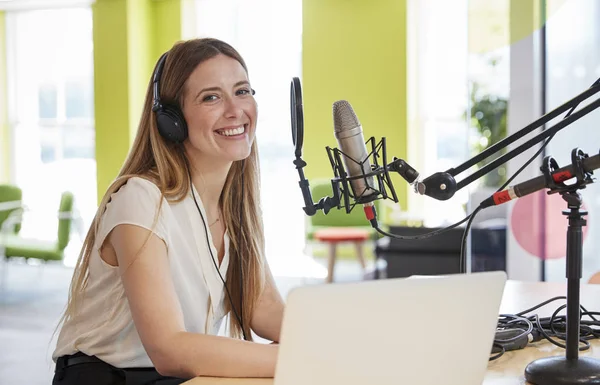 Jonge vrouw uitzenden in studio glimlachen — Stockfoto