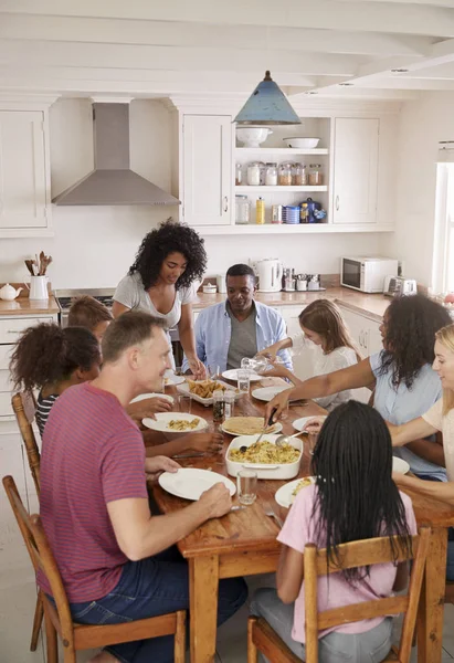 Familjer som njuter av måltid — Stockfoto