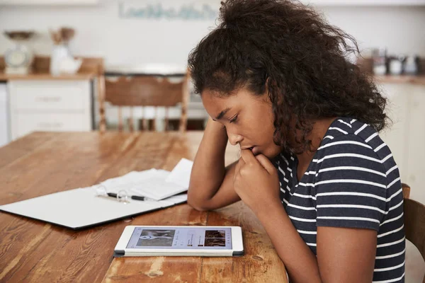 Tienermeisje met behulp van digitale Tablet PC — Stockfoto